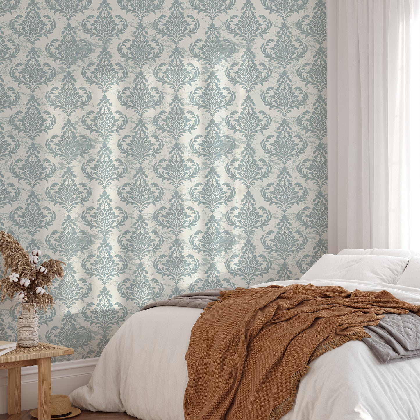 Sophisticated damask wallpaper for a vintage look