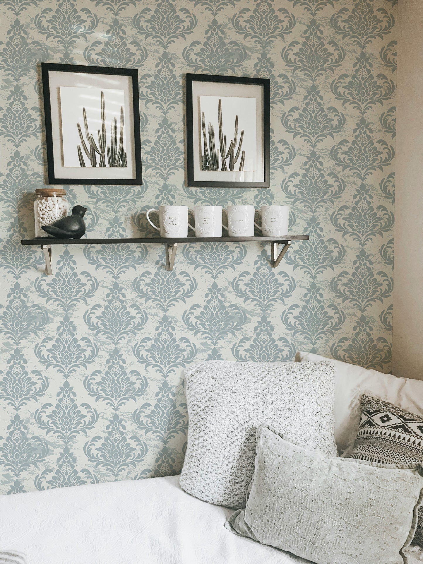 Intricate damask patterns for classic wall elegance