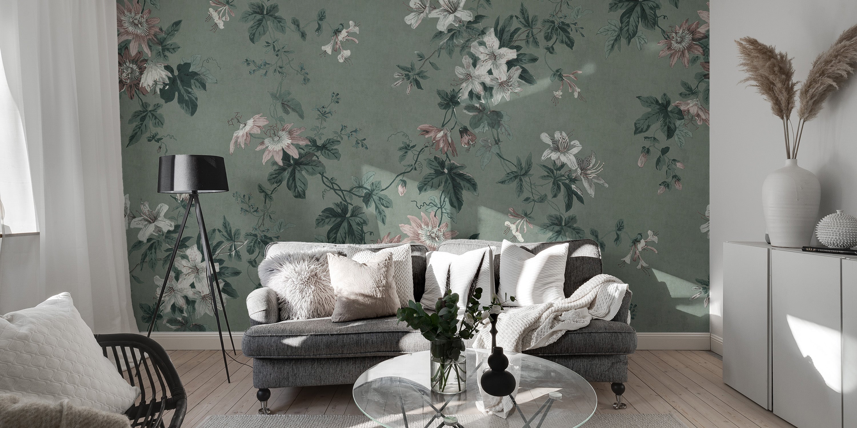 Luxurious green chinoiserie wallpaper for timeless rooms
