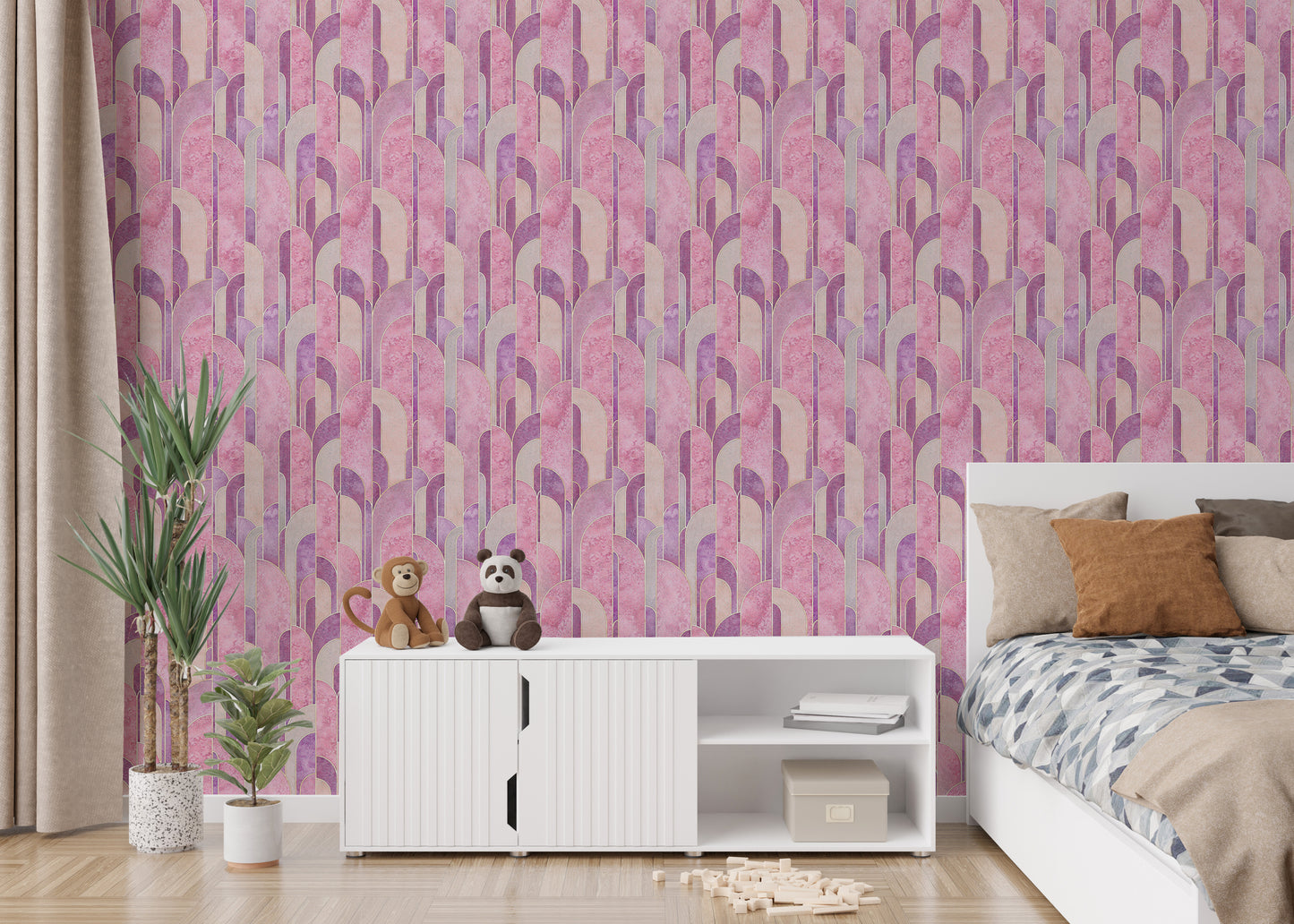 Pink geometric wallpaper with Deco inspiration.