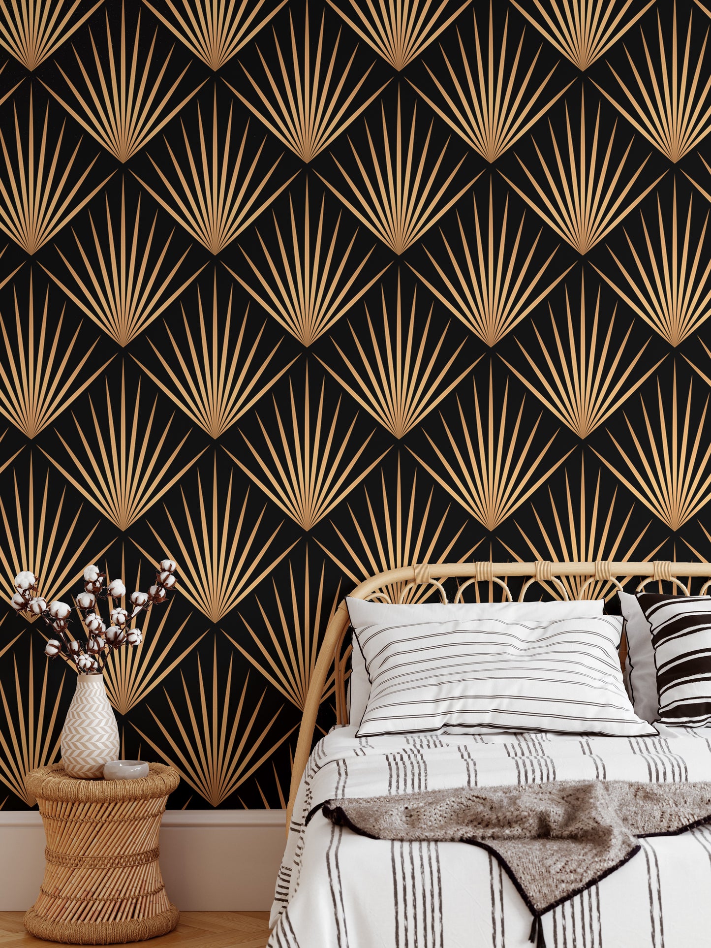 Trellis line pattern in Art Deco wall design.