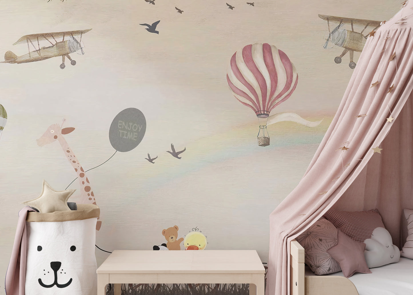 Kids' wallpaper with animals and balloons.
