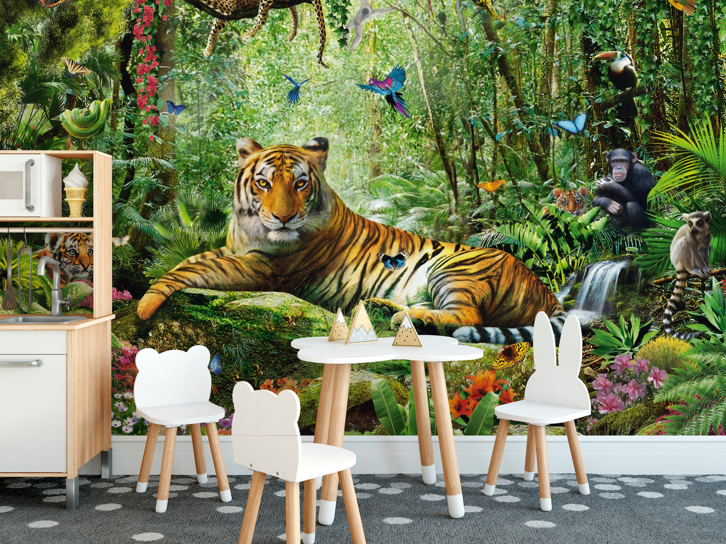 Safari-inspired jungle wallpaper for kids' rooms
