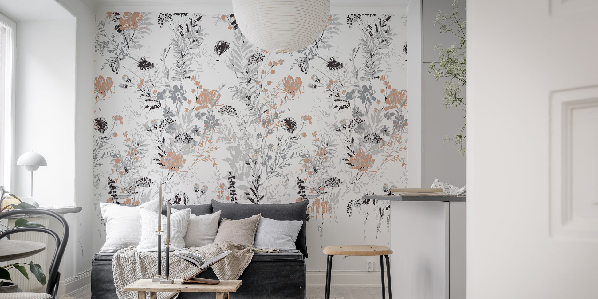 Vintage-inspired leaf wallpaper featuring intricate patterns.
